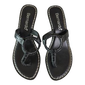 NWOB Bernardo Leather Thong Sandals Black Size 9M